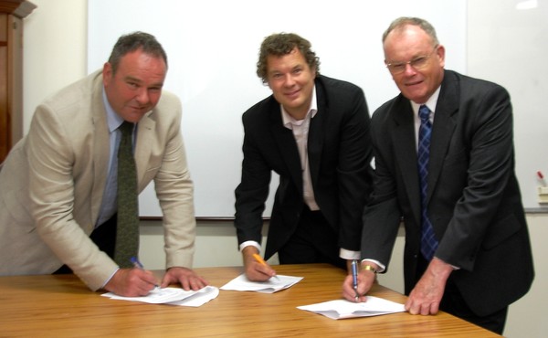 Left to right; Bill Bayfield (CEO, Environment Bay of Plenty), Henry Weston (Conservator, Department of Conservation, East Coast Bay of Plenty Conservancy) and Bob Laing (CEO, Environment Waikato) sign-up to a multi-agency partnership focused on improved 